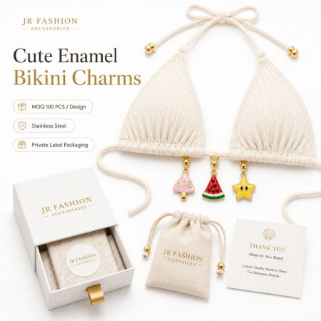 Jolis charms de bikini en émail avec emballage de marque privée, matériel décoratif en gros idéal pour les marques de maillots de bain.