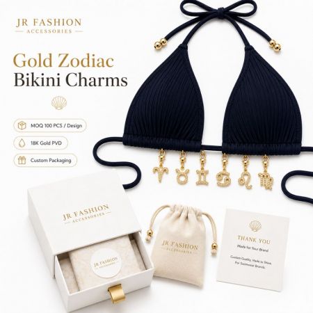 Charms de bikini en or zodiac suspendus sur un haut de maillot de bain marine, mettant en avant un emballage personnalisé en gros en PVD or 18K.