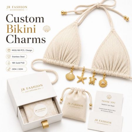Charms de bikini marins sur mesure avec motifs de coquillage et d'étoile de mer, montrant des accessoires en acier inoxydable testés contre les éclaboussures d'eau salée.