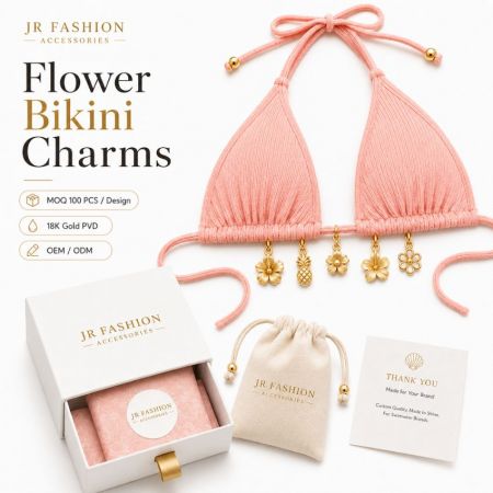 Charms de bikini en fleurs sur un maillot de bain rose, avec des accessoires OEM ODM en PVD or 18K et un emballage de marque personnalisé.