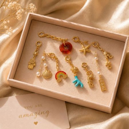 Charms océaniques en or plaqué 18k présentés dans une boîte cadeau, parfaits pour les marques de bijoux en marque blanche.