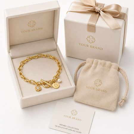 Aangepaste 18K gouden vermeil bedelarmband in gepersonaliseerde merkverpakking voor B2B juwelenfabricage.