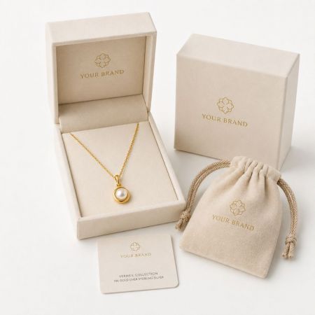 Gouden vermeil parel hanger ketting met op maat gemaakte merkverpakking voor OEM juwelen groothandel en distributie.