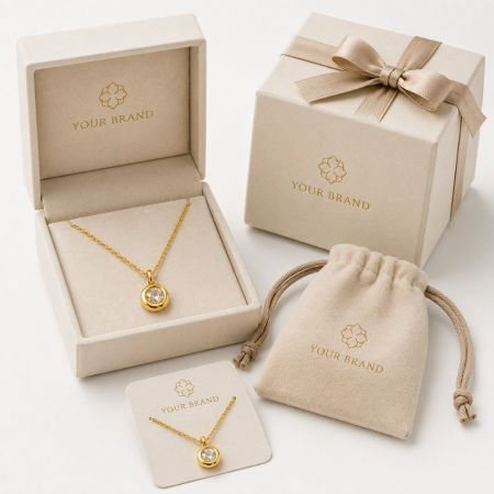 Aangepaste gouden vermeil hanger ketting met merkdisplaydoos en zakje voor B2B juwelenfabricage.