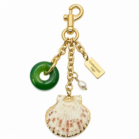 Goldener Taschenanhänger mit anpassbarem Logoanhänger, Jakobsmuschel-Anhänger, grünem Jade-Donut und Akzent aus Süßwasserperle.