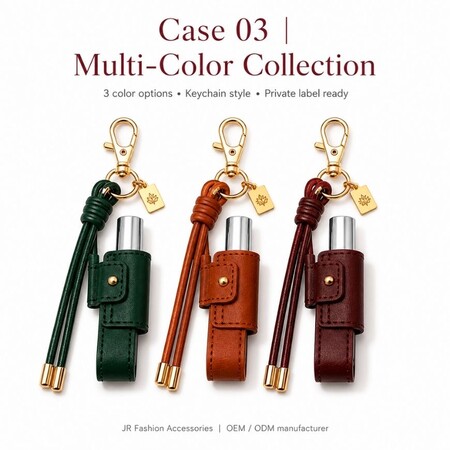 Porte-clés en cuir PU vert, marron et bordeaux pour baume à lèvres avec fermoirs dorés et étiquettes personnalisées pour les commandes de marque privée.