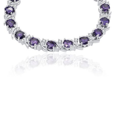 لقطة بزاوية للسوار الأنيق Purple Wave CZ، تبرز بريق أحجار الزركونيا المكعبة.