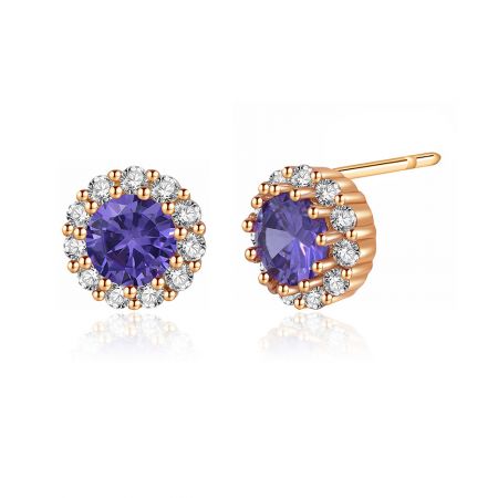 Prise de vue détaillée des boucles d'oreilles en améthyste et zircon cubique dans un sertissage en or rose, montrant leur savoir-faire raffiné.