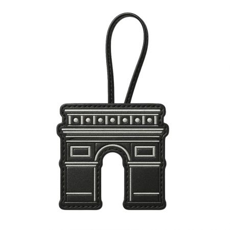 Portachiavi in pelle progettato in modo intricato a forma di Arc de Triomphe, un sofisticato souvenir di Parigi.