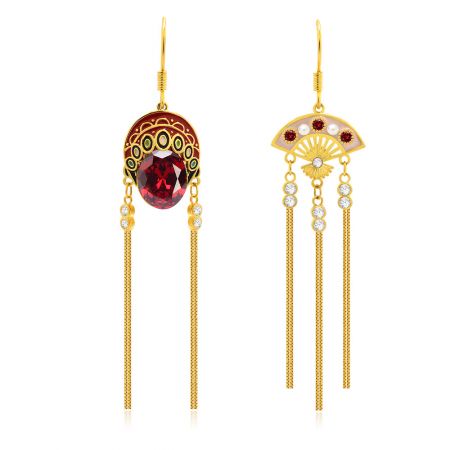 Brincos assimétricos únicos em ouro inspirados em máscaras de ópera chinesa, com detalhes intrincados e pedras preciosas vermelhas vibrantes.
