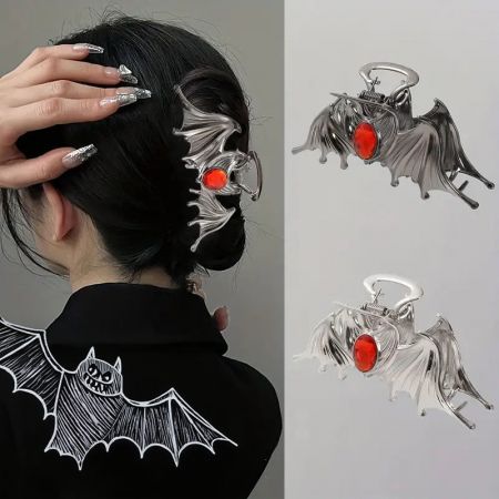 Modello che indossa il fermaglio per capelli a forma di pipistrello con occhi rossi.