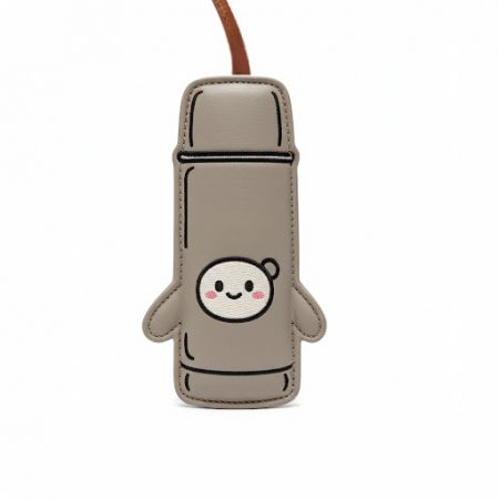 Pochette in pelle beige personalizzata con un carino personaggio dei cartoni, ideale per merchandise brandizzato.