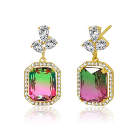 Gros plan détaillé du cristal de tourmaline bicolore Swarovski sur les boucles d'oreilles plaquées or.