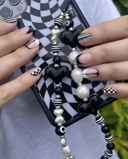 Correa de charm para teléfono de cuentas - Una correa de charm para teléfono con cuentas de estilo, con cuentas coloridas unidas a una funda de teléfono a cuadros en blanco y negro, mostrando un accesorio de moda de JR Fashion Accessories.