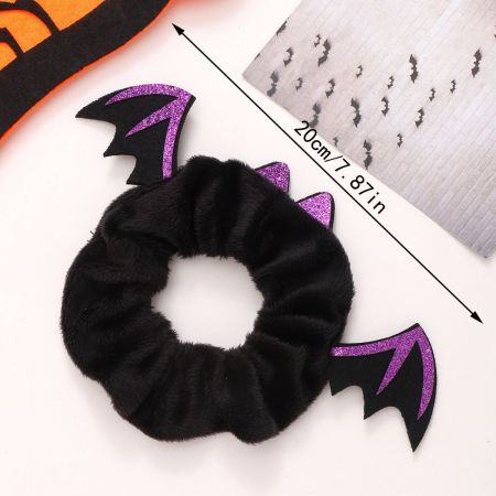 Vista detalhada de um scrunchie de morcego peludo preto e roxo.