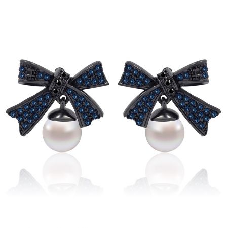 Boucle d'oreille perle bleu nœud. - Vue de face de la boucle d'oreille perle bleu nœud, présentant le design complexe du nœud avec des saphirs CZ bleus vibrants et une perle blanche brillante sur une base plaquée en hématite.