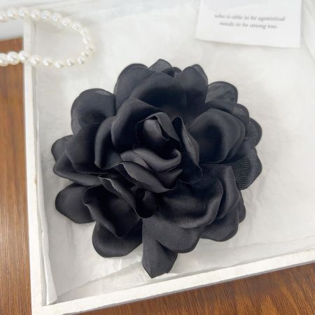あらゆる場面に対応できるエレガントな黒いバラの布製花のヘアクリップ。