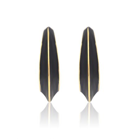 Pendientes de aro de esmalte negro. - Vista frontal de los pendientes de aro de esmalte negro, que muestran el elegante contraste entre el chapado en oro pulido y el suave recubrimiento de epoxi negro sobre un fondo blanco.