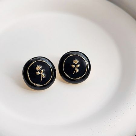 オールドスクール黒エナメル14K金花柄ラウンドスタッドピアス(5ペア) - 黒いエナメルベースに繊細な14k金の花柄が施された、オールドスクールスタイルのラウンドスタッドピアスのペア。