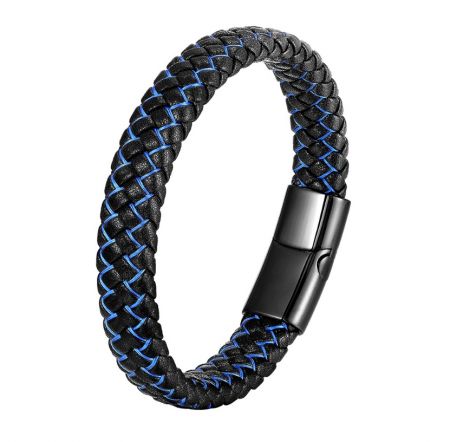 Pulsera de cuero para hombres - Primer plano de una pulsera de cuero negra para hombres con costuras azules detalladas y un cierre de acero inoxidable negro seguro.