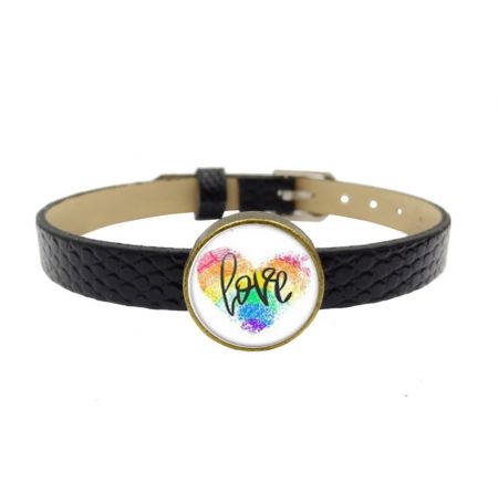 Regenboog LGBT PU Leren Armband - Close-up van een Regenboog LGBT PU Leren Armband, met een zwarte band en een zilver-plated bedel met het woord 'liefde' in regenboog emaille.