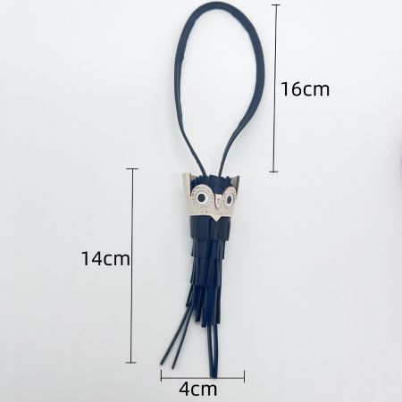 Tamaño y medidas detalladas del charm de borlas del llavero de búho de cuero.