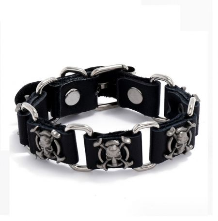 Pulsera de cuero PU con calavera para hombres - Una vista en primer plano de la pulsera de cuero PU con calavera para hombres, mostrando el detallado acento de calavera de acero inoxidable en la banda de cuero trenzado negro.