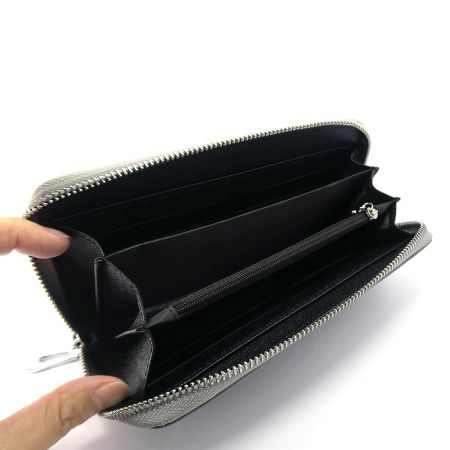 複数のカードスロットとジッパー付きコインコンパートメントを示す財布の内部ビュー。