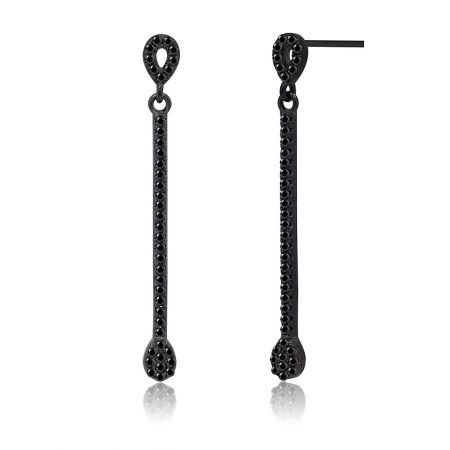 Une vue complète des boucles d'oreilles longues en barre noire mettant en valeur leur design moderne et épuré.