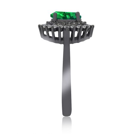 Detaljerad närbild av den gröna opalringen, som framhäver halon av vita diamanter runt den centrala gröna ädelstenen.