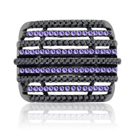 Brede bandring met meerdere rijen - Vooraanzicht van de Multi-Row Wide Band Ring, die het ingewikkelde ontwerp toont met rijen paarse en zwarte cubic zirconia edelstenen op een donkere hematiet-geplateerde band.
