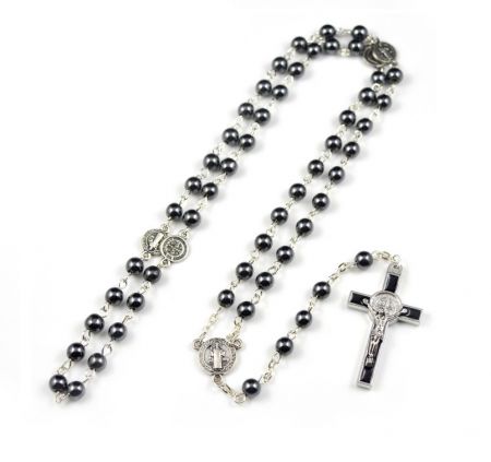 Vista completa della collana rosario con croce in smalto nero personalizzata con chiusura.