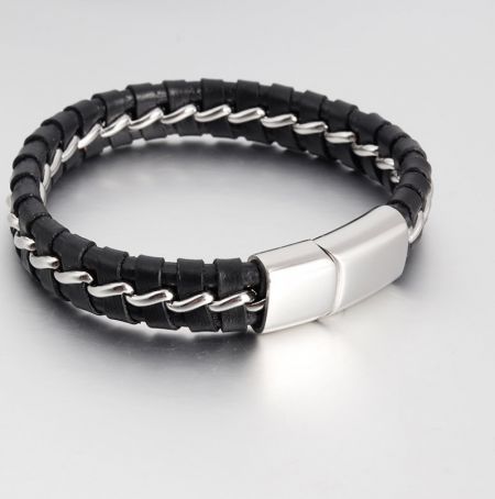 男性用レザーブレスレットの安全なステンレススチールクラスプのクローズアップ。
