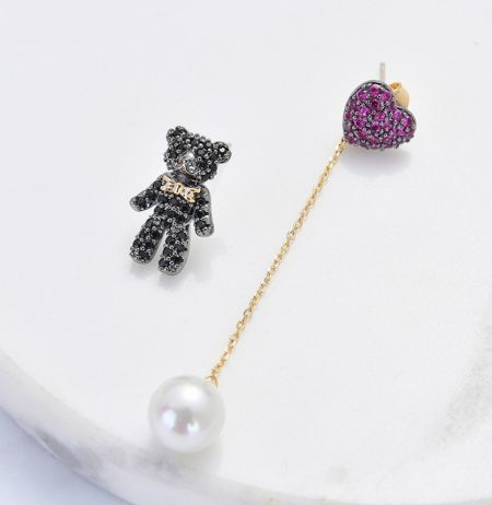 Estilo de color alternativo para los pendientes colgantes Corazón de Oso, con un oso negro y acentos morados.