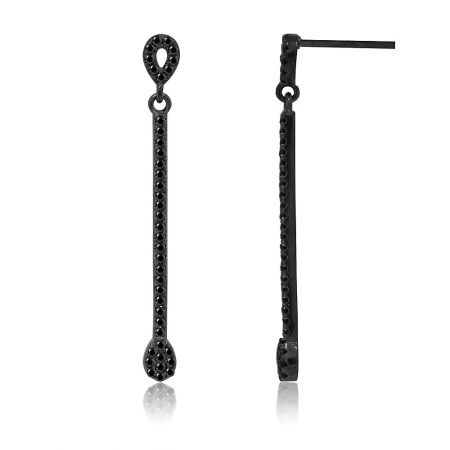Un gros plan détaillé de la surface texturée des boucles d'oreilles pendantes en CZ noir.
