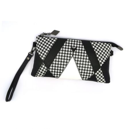 Side profile of the PU leather clutch.