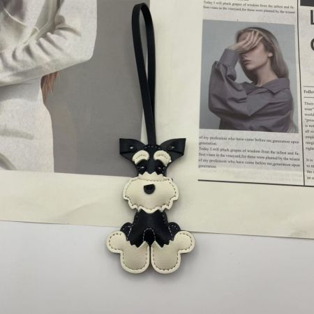 Porte-clé en cuir créatif de chien Schnauzer — Pendentif de voiture élégant et charme de sac. - Gros plan sur le porte-clé créatif de chien Schnauzer en cuir PU noir et blanc, mettant en valeur son design 3D détaillé et sa couture.