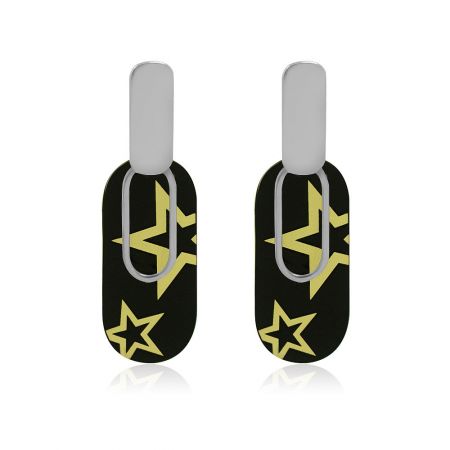 Pendientes De Estrella Negra De Moda - Un par de pendientes Fashion Black Star con un acabado chapado en rodio, mostrando el diseño detallado de estrella negra y amarilla contra un fondo blanco.