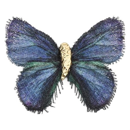 O broche de borboleta em gradiente azul vibrante com corpo de ouro polido.