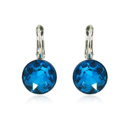 Boucles d'oreilles solitaires rondes en rhodium bleu de 10mm - Une paire de boucles d'oreilles solitaires rondes en rhodium bleu de 10mm avec des fermoirs en argent, mettant en valeur le cristal bleu vibrant et le design à crochet français.
