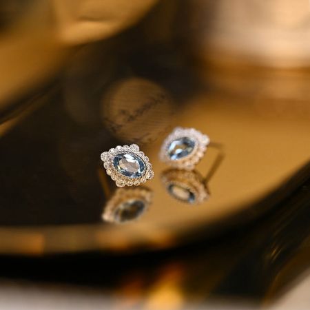 Primo piano dettagliato degli orecchini a perno in zirconia cubica acquamarina, evidenziando il design intricato.