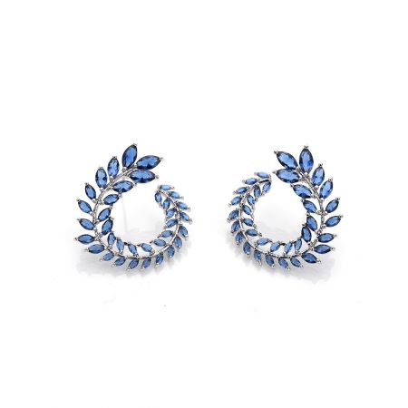 Gros plan détaillé des boucles d'oreilles en argent Blue Marquise Cluster, soulignant l'agencement brillant des pierres précieuses bleues.