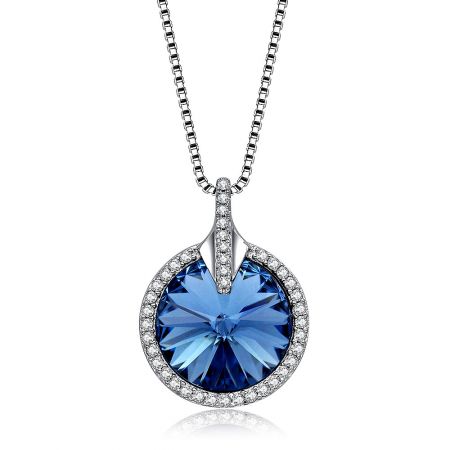 Gedetailleerd uitzicht op de blauwe edelstenen hanger met diamanten accenten op de Crystal Round Glance ketting.