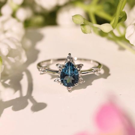 Set di anelli in zirconia blu Ocean's Heart in argento sterling 925. - Vista frontale dell'anello Ocean's Heart in argento sterling 925, che mette in mostra il prominente zirconia blu a goccia circondato da accenti di zirconia bianca scintillante su una fascia in argento lucido.