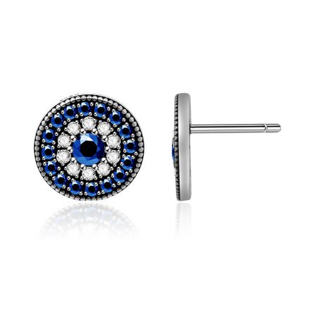 Close-up van de ronde stud oorbel met een centrale blauwe edelsteen omringd door kleinere witte en blauwe stenen.