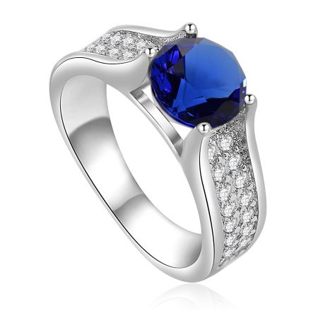 Zijaanzicht van de saffier- en zirconia-ring, met de ingewikkelde zetting van de zirconia-stenen.