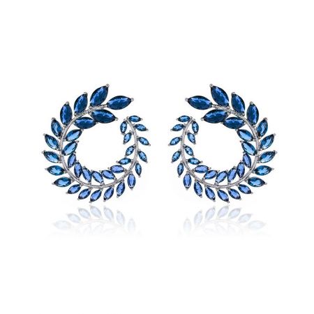Boucles d'oreilles Blue Marquise Cluster. - Une paire de boucles d'oreilles Blue Marquise Cluster (JRE-010) avec un design en forme de couronne, présentant des pierres en zircon cubique bleu brillant sur une base en laiton plaqué rhodium.