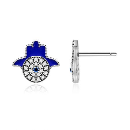 Zilveren Fatima Hand Stud Oorbellen - Een close-up van de Zilveren Fatima Hand Stud Oorbellen, die het ingewikkelde Hamsa ontwerp in 925 sterling zilver met blauwe en heldere cubic zirconia stenen toont.