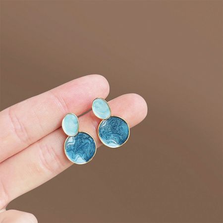 Boucles d'oreilles pendantes en émail bleu plaqué or 14k en gros (5 paires) - Une paire de boucles d'oreilles pendantes en gros en laiton plaqué or 14k avec une pierre en émail marbré bleu unique, montée dans un cadre en laiton doré poli.