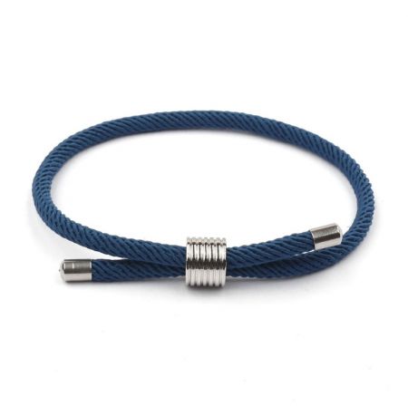 Pulsera ajustable de cuerda de nylon poliéster para hombres. - Una pulsera ajustable para hombres con un vibrante cordón de nylon poliéster azul y un cierre de acero inoxidable duradero.